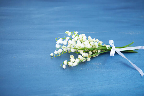 Чудесные ароматные белые цветы с нежным ароматом. Цветы ландышей на деревянном или металлическом столе
.