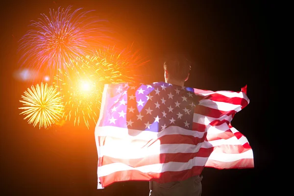 Family Independence Day Admira Los Fuegos Artificiales Con Bandera Estadounidense —  Fotos de Stock