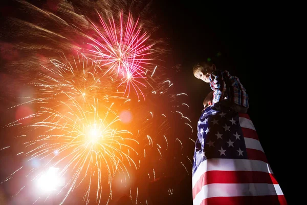 Familie Bewundert Unabhängigkeitstag Das Feuerwerk Mit Der Amerikanischen Flagge Der lizenzfreie Stockbilder