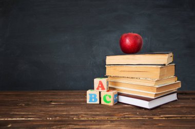 İnek konsepti için kırmızı elma ve kitap yığını. Eğitim konsepti, tonlu ve yumuşak odaklı görünüm