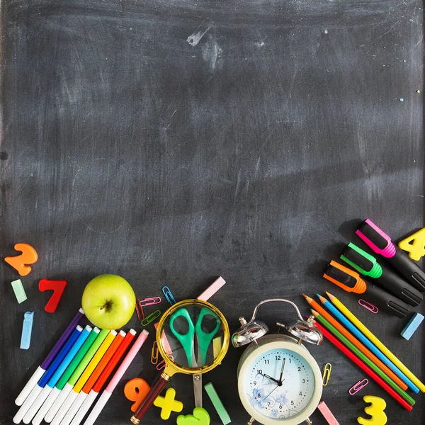 School supplies on the background of the blackboard ready for your design. Copy space for text. Back to school. — Stock Photo, Image