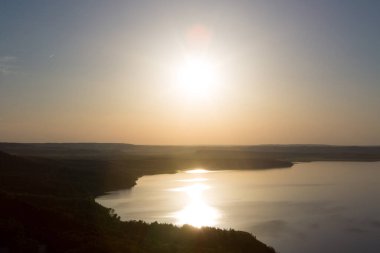 Gün batımında dağ gölü ya da şafak ılık güneşli bir akşamda ya da sabah