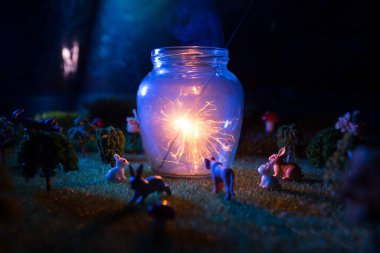 Peri ormanı. Hayvanlar havai fişeklerden parlayan mucizevi bir lamba görmek için bir araya geldiler. Hayali masal dünyası.