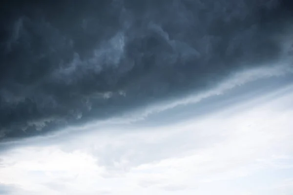 Nuvens escuras tempestuosas antes da tempestade. Nuvens texturizadas cinza e azul no céu — Fotografia de Stock