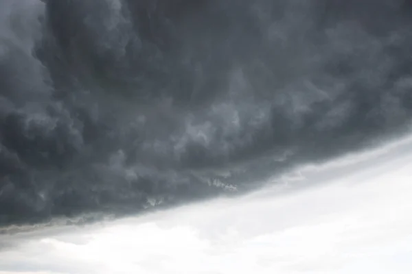 Nuvens escuras tempestuosas antes da tempestade. Nuvens texturizadas cinza e azul no céu — Fotografia de Stock