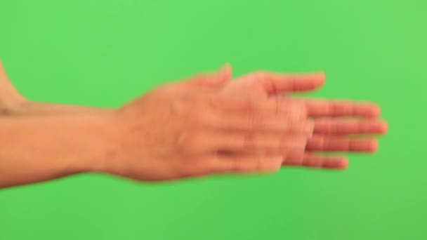 Händerna klappar på grön skärm bakgrund. Kvinnliga händer klappar på en kromnyckel bakgrund. Applåder på chromakey — Stockvideo