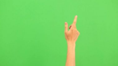 Elle yapılan çoklu dokunmatik jestler yeşil ekran arka planında. Gerçek zamanlı video görüntüleri.