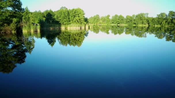 Vidéo aérienne du lac par une chaude journée d'été à la lumière du soleil couchant — Video