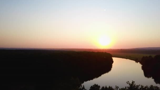 Luchtfoto van het meer op een warme zomerdag in het licht van de ondergaande zon — Stockvideo