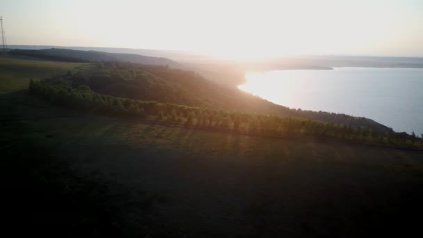 日没時の山の湖の空中ビデオ撮影 — ストック動画