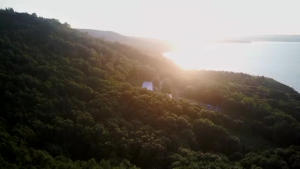 Video riprese aeree del lago di montagna al tramonto — Video Stock