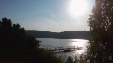 Güzel dağ gölünün hava görüntüsü.