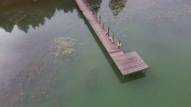 Göl kıyısındaki ahşap iskelenin hava görüntüsü..