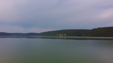 Güzel dağ gölünün hava görüntüsü.