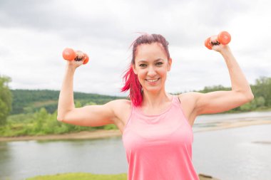 Parktaki bir kız spor için içeri girer. Sağlıklı yaşam tarzı.