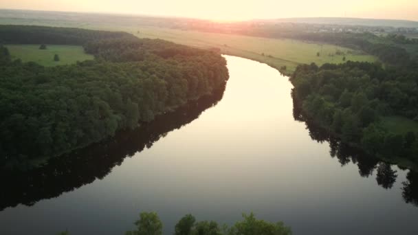 Luchtfoto van het meer — Stockvideo