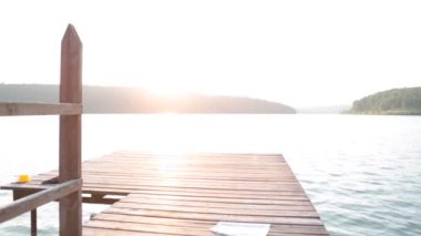 Sıcak ve güneşli bir yaz gününde bir çocuk bir rıhtımdan denize ya da dağlarda göle atlar. Yavaş çekim videosu