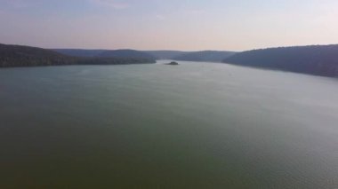 Güzel dağ gölünün hava görüntüsü.