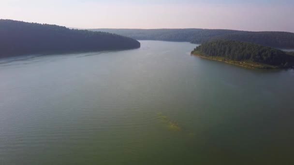 Luftaufnahmen vom schönen Bergsee — Stockvideo