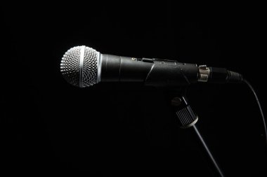 Siyah arka planda siyah klasik mikrofon. Müzik ve konser konsepti.
