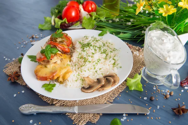 Frango cordon bleu despedido servido com arroz e salsa no prato. — Fotografia de Stock