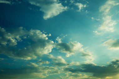 Büyük ağır bulutlar mavi güzel gökyüzünde yavaşça yüzerler. Çarpıcı manzara ve manzara. .