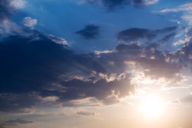 Büyük ağır bulutlar mavi güzel gökyüzünde yavaşça yüzerler. Göz kamaştırıcı manzara ve manzara. günbatımı gökyüzü arkaplanı .