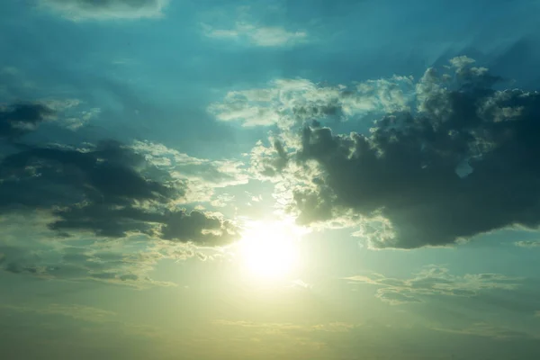 Grandi nuvole pesanti galleggiano lentamente attraverso il bel cielo blu. Paesaggio e vista mozzafiato. Nuvole di cielo con tramonto . — Foto Stock