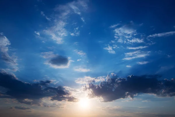 Große schwere Wolken schweben langsam über den blauen Himmel. Atemberaubende Landschaft und Aussicht. . — Stockfoto