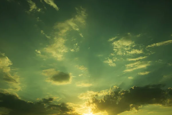 Große schwere Wolken schweben langsam über den blauen Himmel. Atemberaubende Landschaft und Aussicht. . — Stockfoto