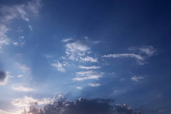 Stora tunga moln svävar sakta över den blå vackra himlen. Fantastiskt landskap och utsikt. Insättning i havet Idyllisk Bakgrund . — Stockfoto