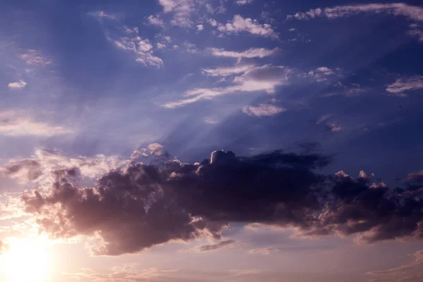 Große schwere Wolken schweben langsam über den blauen Himmel. Atemberaubende Landschaft und Aussicht. Hintergrund von Zirruswolken am blauen Himmel bei goldenem Sonnenuntergang . — Stockfoto