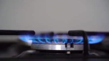 Gaz ocağı. Gaz ocağı ocağı yanıyor. Mavi alev. Yavaş Hareket