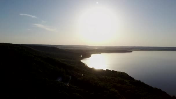 Luftbild eines Sees in den Bergen bei Sonnenuntergang an einem sonnigen, warmen Sommertag. Morgens oder abends in den Bergen — Stockvideo