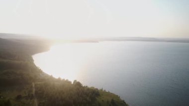 Gün batımında Dağ Gölü 'nün havadan çekilmiş görüntüleri.
