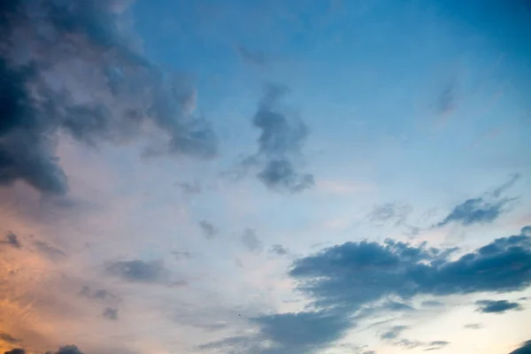 Gyönyörű texturált ég felhőkkel napnyugtakor — Stock Fotó