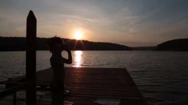 Çocuk rıhtımdaki deniz dağlarından atlar