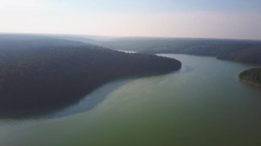 Güzel dağ gölünün hava görüntüsü.