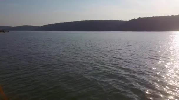 Güzel dağ gölünün hava görüntüsü. — Stok video