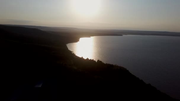 Аэросъемка горного озера на закате — стоковое видео