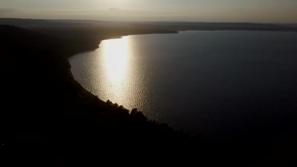 Повітряна відеозйомка гірського озера на заході сонця — стокове відео