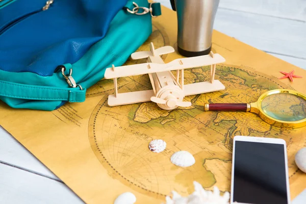 Accesorios de viaje. Concepto de viaje. Planes de viaje con un mapa — Foto de Stock