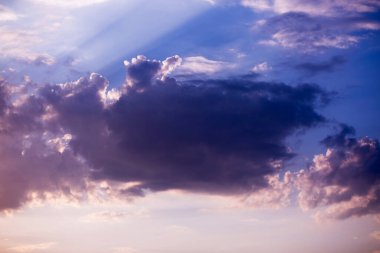 Büyük ağır bulutlar mavi güzel gökyüzünde yavaşça yüzerler. Göz kamaştırıcı manzara ve manzara. Bulutlu mavi gökyüzü