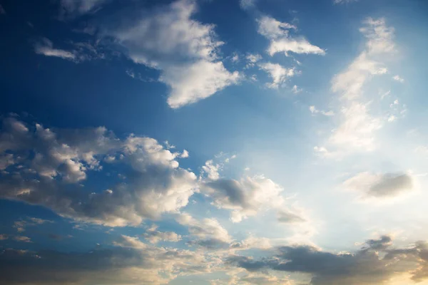 Grandes nuvens pesadas flutuam lentamente pelo lindo céu azul. Paisagem deslumbrante e vista. — Fotografia de Stock