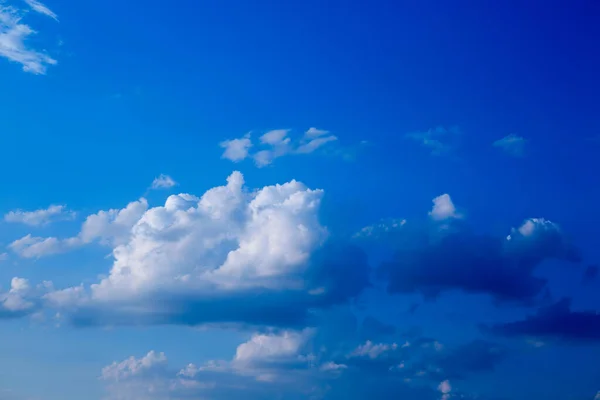 Stora tunga moln svävar sakta över den blå vackra himlen. Fantastiskt landskap och utsikt. Insättning i havet Idyllisk Bakgrund — Stockfoto