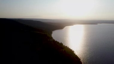 Gün batımında Dağ Gölü 'nün havadan çekilmiş görüntüleri.