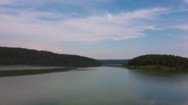 Güzel dağ gölünün hava görüntüsü.