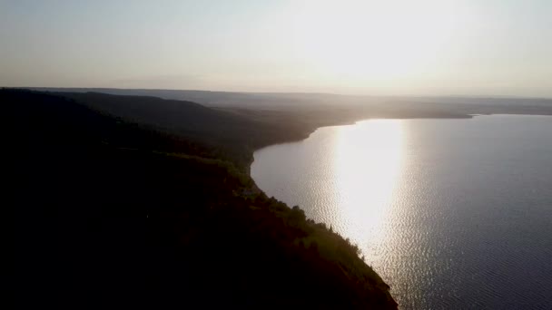 Εναέρια γυρίσματα βίντεο της λίμνης βουνού στο ηλιοβασίλεμα — Αρχείο Βίντεο