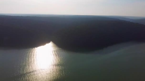 Видеосъемка с воздуха красивого горного озера — стоковое видео