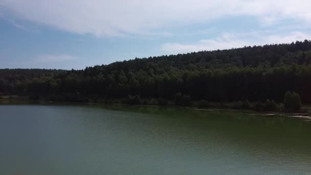 Filmación aérea de vídeo de hermoso lago de montaña — Vídeo de stock